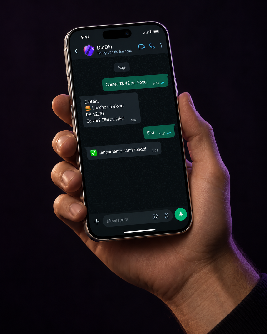 Cena ilustrativa de uma mão segurando um iPhone com uma conversa do DinDin no WhatsApp.